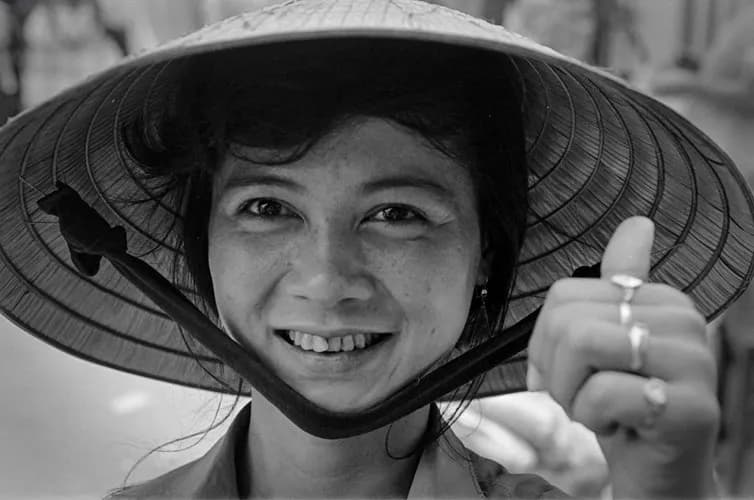 Ảnh chân dung bạc màu, trầy xước từ những năm 1950
